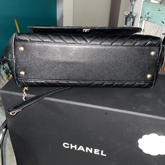Chanel Black chevron flap Bag w gold hardware! 🖤 - Picture 10 of 16